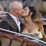 Jeff Bezos, Lauren Sánchez kiss as they kick off wedding afterparty