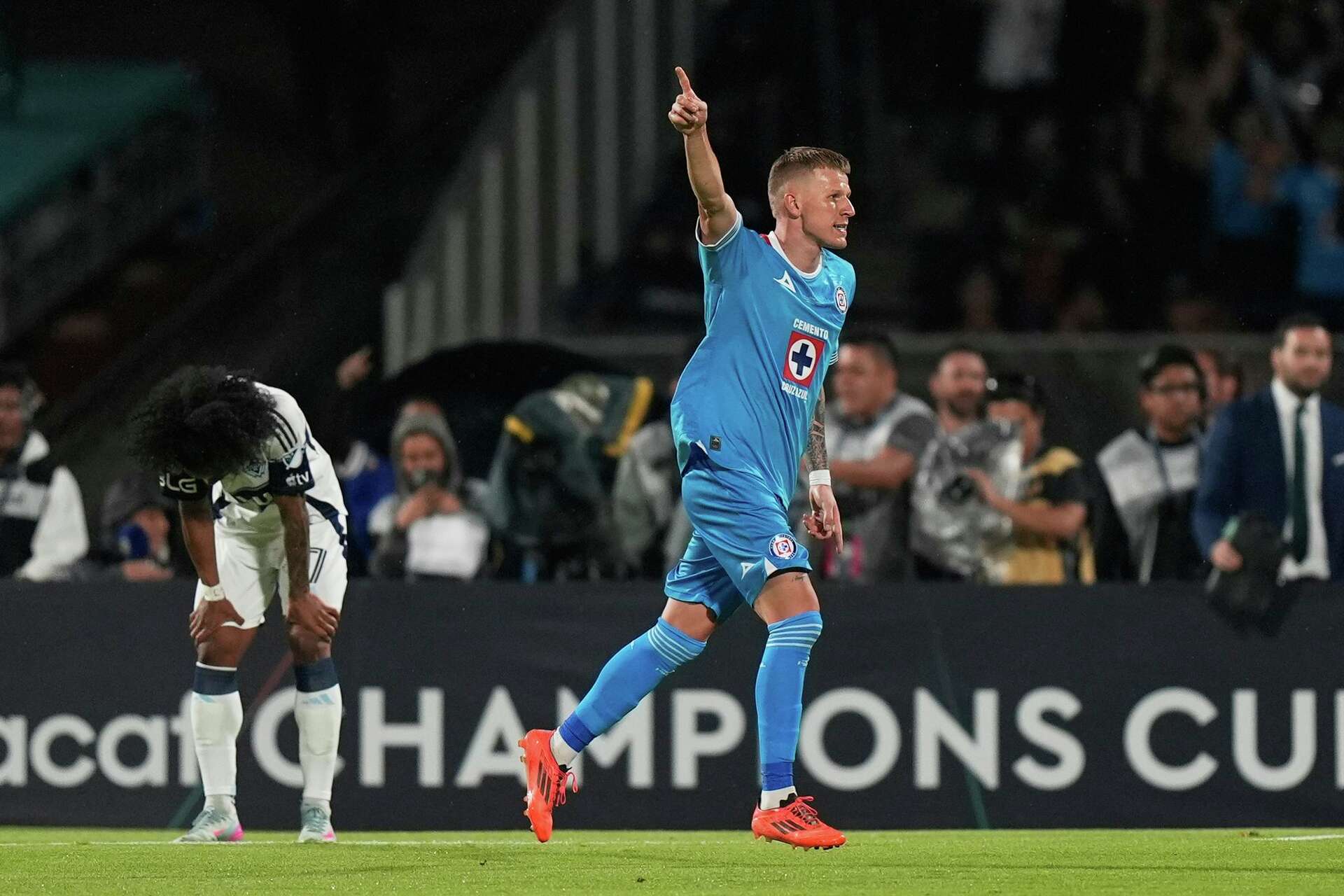 Cruz Azul beats the Vancouver Whitecaps 5-0 for the CONCACAF Champions Cup title