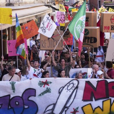 Bezos wedding in Venice: hundreds protest over the city's ...