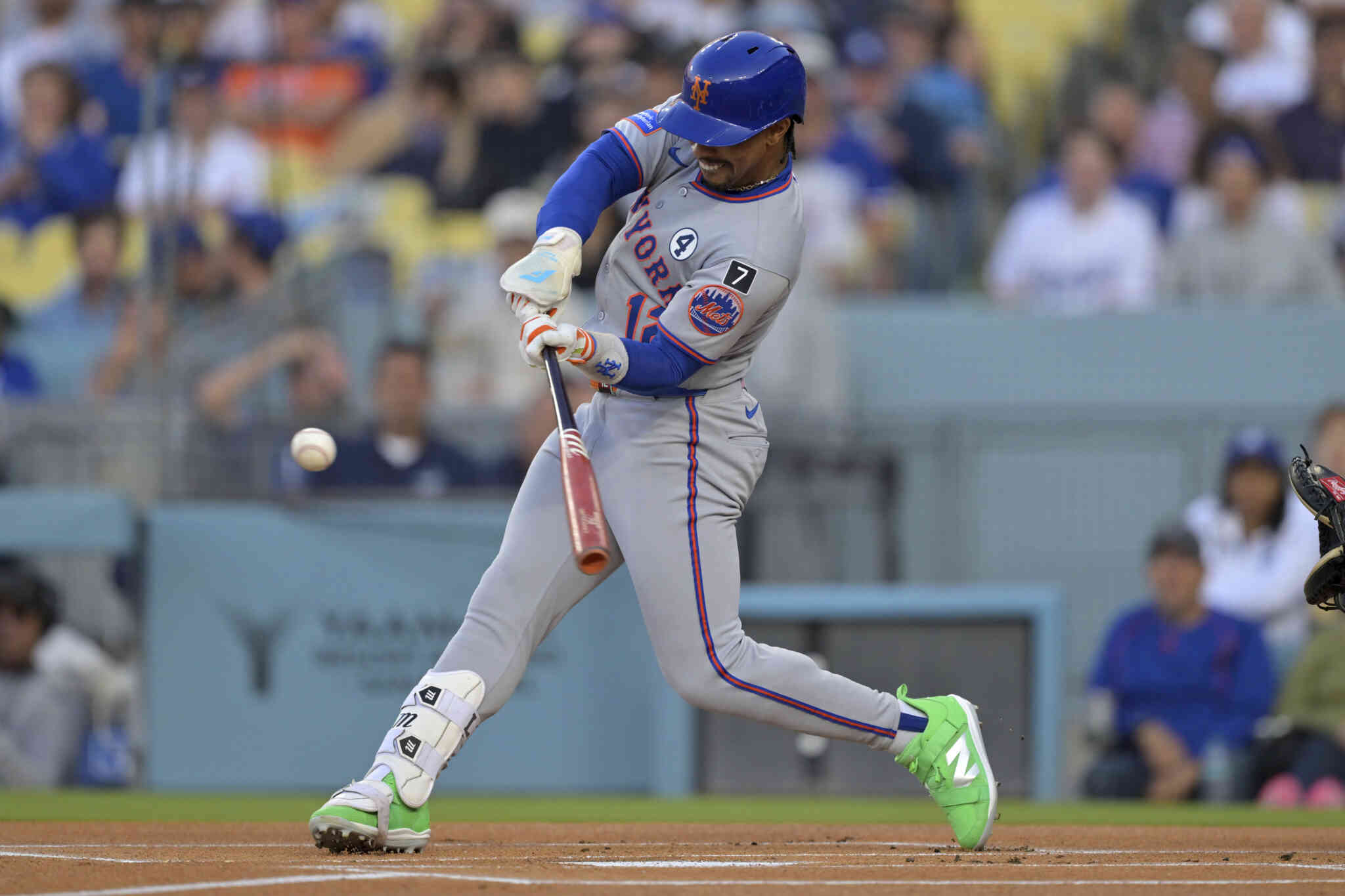 Muncy’s 2 homers and Freeman’s RBI double elevate Dodgers over Mets 6-5 in 10 innings