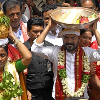 a-riot-of-color,-devotion-and-drumbeats:-bonalu-attracts-lakhs-to-ujjaini-mahankali-temple
