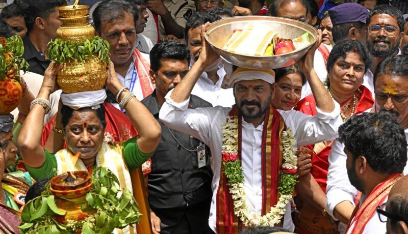 A riot of color, devotion and drumbeats: Bonalu attracts lakhs to Ujjaini Mahankali temple a-riot-of-color,-devotion-and-drumbeats:-bonalu-attracts-lakhs-to-ujjaini-mahankali-temple