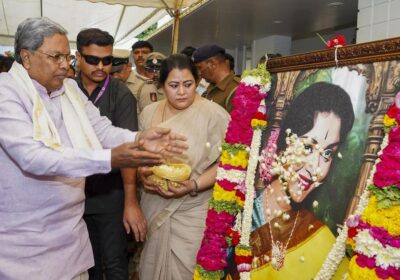 final-rites-of-saroja-devi-can-be-carried-out-with-full-state-honours:-karnataka-cm-siddaramaiah