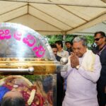 b.-saroja-devi-laid-to-relaxation-with-full-state-honours