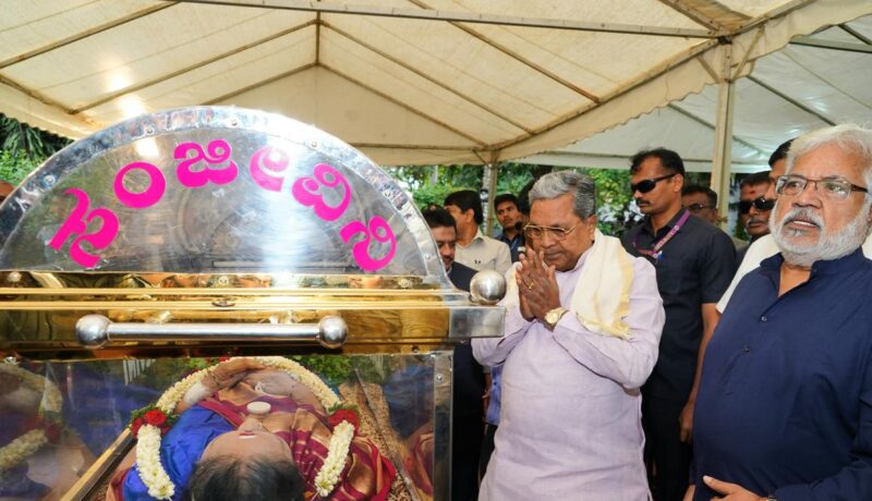 b.-saroja-devi-laid-to-relaxation-with-full-state-honours