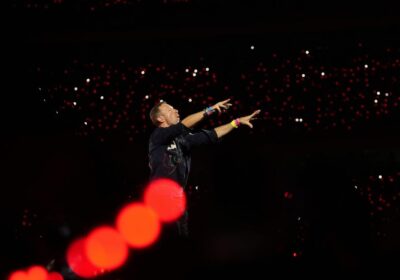 coldplays-jumbotron-captures-what-precisely?-the-web-has-its-theories