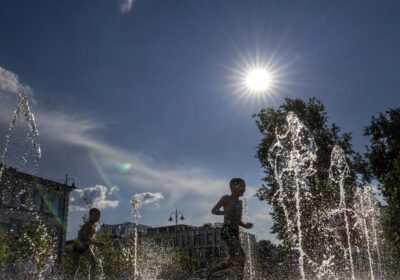 children-uncovered-to-warmth-wave-worldwide-might-lose-as-much-as-1.5-years-of-education:-report