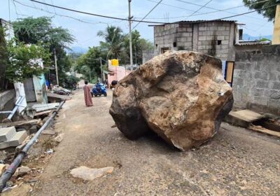 boulder-fallsinto-a-avenue-in-vaniyambadi-as-a-consequence-of-rain;-none-injured