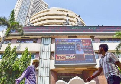 markets-finish-decrease;-hdfc-bank,-international-fund-outflows-drag