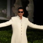 akshay-kumar-makes-trendy-return-to-the-runway-after-years,-exudes-his-allure-in-falguni-shane-peacock’s-majestic-white-sherwani