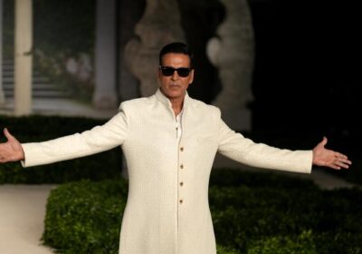 akshay-kumar-makes-trendy-return-to-the-runway-after-years,-exudes-his-allure-in-falguni-shane-peacock’s-majestic-white-sherwani