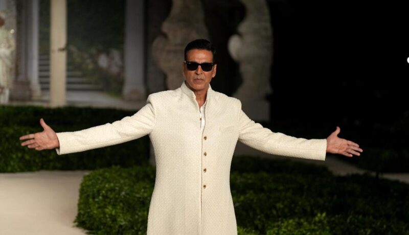 akshay-kumar-makes-trendy-return-to-the-runway-after-years,-exudes-his-allure-in-falguni-shane-peacock’s-majestic-white-sherwani