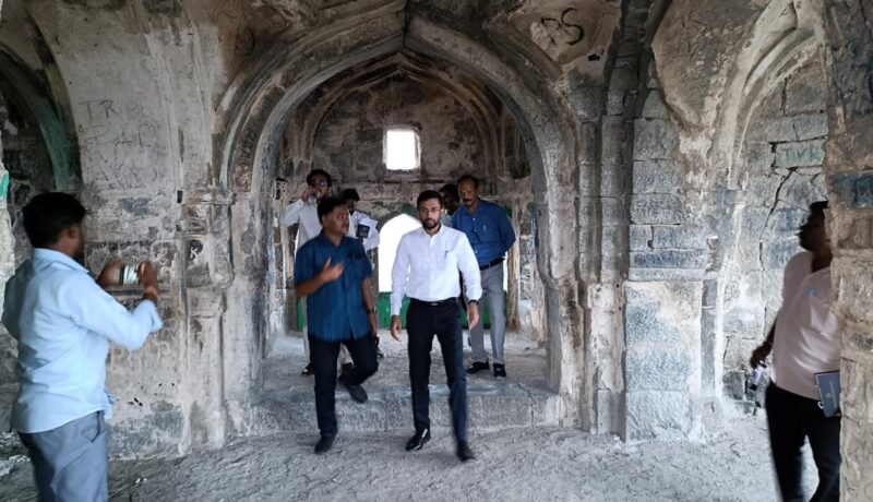 DC visits Raichur fort to evaluate infrastructure wanted to draw vacationers DC visits Raichur fort to assess infrastructure needed to attract ...