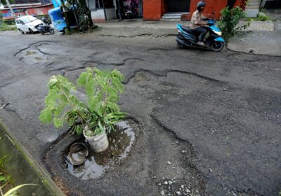 Pothole-riddled arterial roads make commute a nightmare for ...