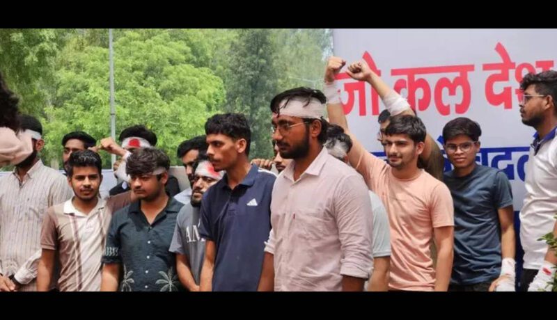 Protesting HAU college students finish protest after 21 days as govt accepts most of their calls for Protesting HAU students say will close all 4 varsity gates today ...