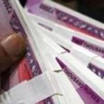 Rupee falls 17 paise against US dollar in early trade - Hindustan ...