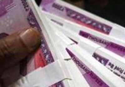 Rupee falls 17 paise against US dollar in early trade - Hindustan ...