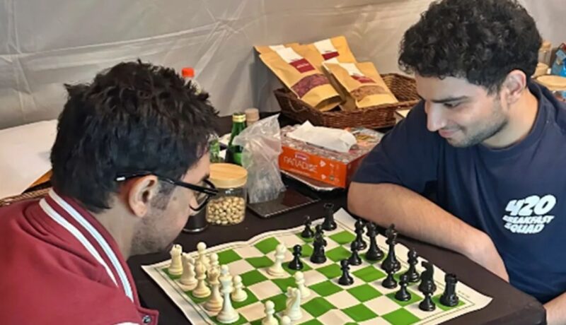 Samay Raina takes a dig at Aamir Khan after latter beats him at chess: Kabhi kabhi Laal Singh Chaddha bhi ho jata hai Aamir Khan Beats Samay Raina at Chess — “Kabhi Kabhi Laal Singh ...
