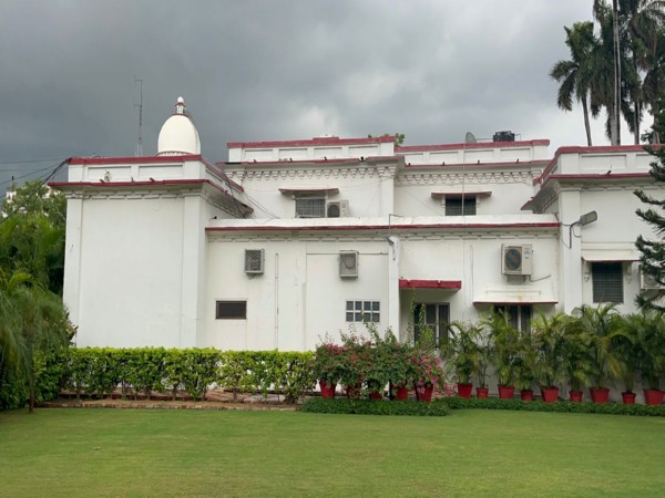 UP: Sandalwood tree value lakhs stolen from King George’s Medical University vice-chancellors residence in Lucknow UP: Sandalwood tree worth lakhs stolen from KGMU Vice-Chancellor's ...